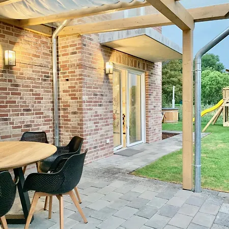 Neues Fuer Familien Mit Garten Und Sauna *