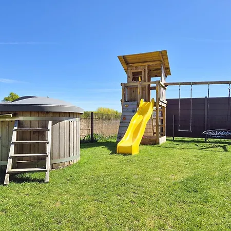 Neues Fuer Familien Mit Garten Und Sauna *